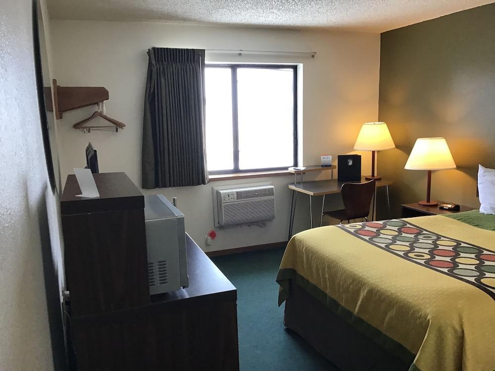 Super 8 By Wyndham Livingston Yellowstone Exterior photo