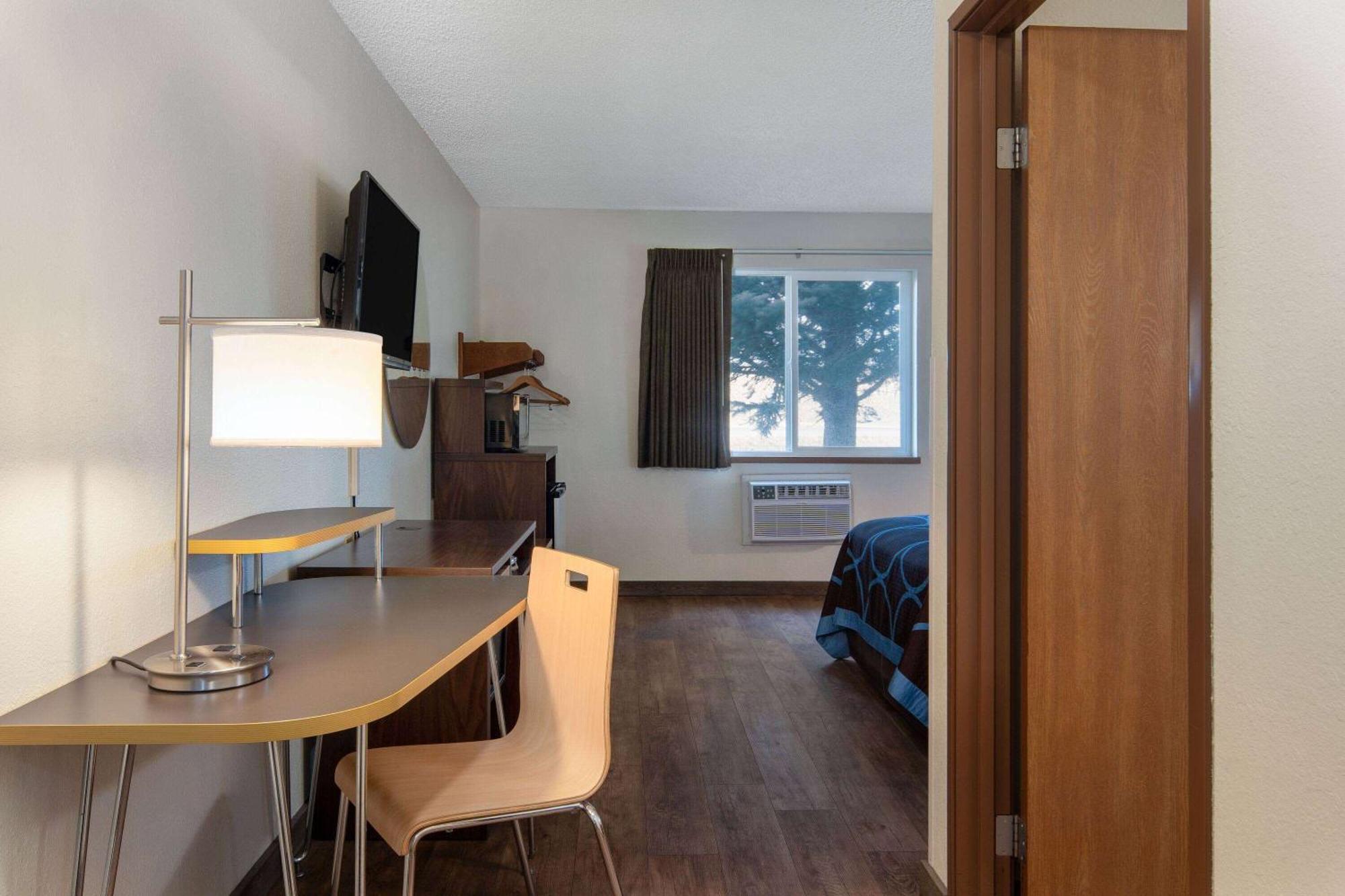 Super 8 By Wyndham Livingston Yellowstone Exterior photo